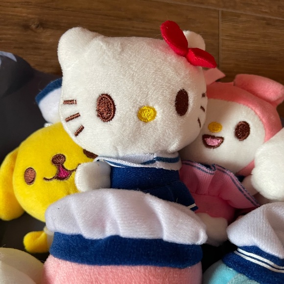 SANRIO-Imported (NWOT) Large Character Plush Bouquet with Greeting Card - Picture 2 of 15